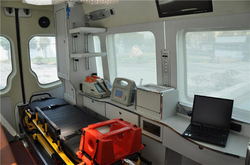 屏边救护车内部